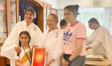 ईशा कोप्पिकर ने अपनी बेटी रियाना के साथ बाल दिवस मनाया