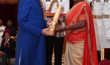 श्री बिड़ला को व्यापार और उद्योग में उनके योगदान के लिए पद्म भूषण से सम्मानित किया गया है