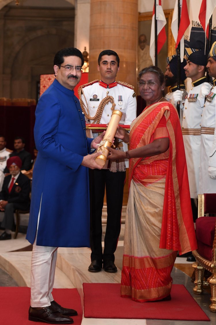 श्री बिड़ला को व्यापार और उद्योग में उनके योगदान के लिए पद्म भूषण से सम्मानित किया गया है