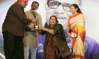 आशा पारेख, अंजन श्रीवास्तव, पद्मश्री गुलाबो सपेरा सहित कई हस्तियां 15वें न्यूज़मेकर्स अचीवर्स अवार्ड से सम्मानित